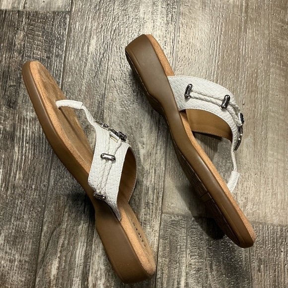 Cliffs by WHITE MOUNTAIN White and Tan Sandals Size 9.5 - Picture 8 of 12